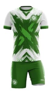 Equipación deportiva de fútbol 100% personalizada en colores verde y blanco con diseño a gusto del cliente.